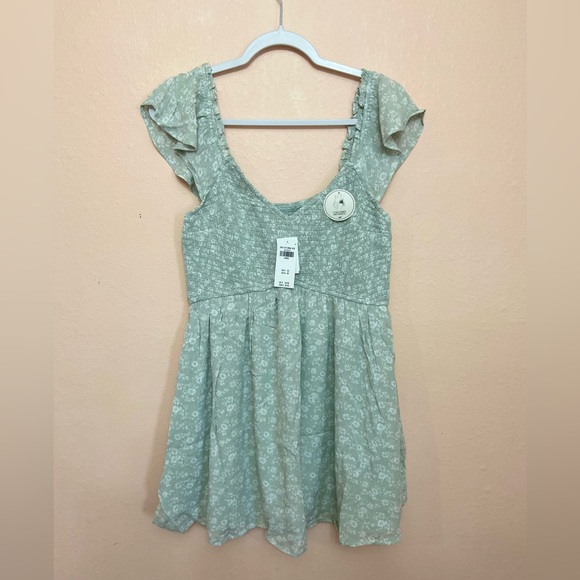 HOLLISTER FLUTTER SLEEVE SMOCKED SKORT DRESS - Picture 4 of 10